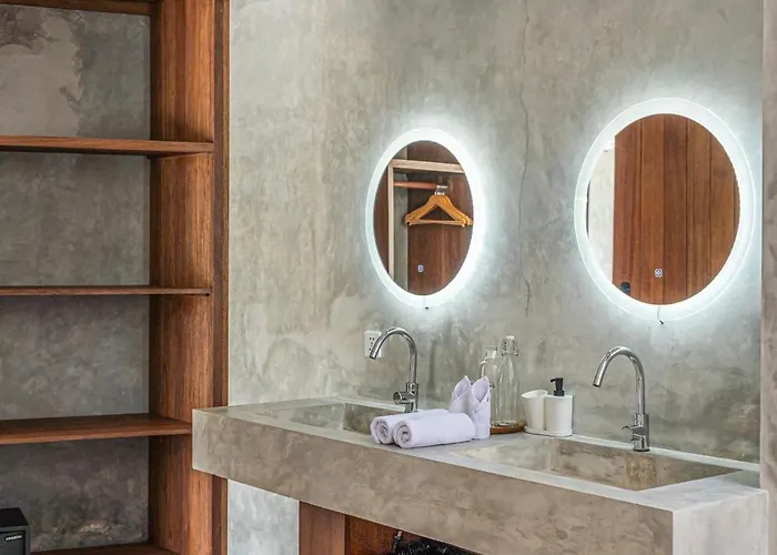 Casa Solo - Chic Industrial 1br Close To Pererenan Villa